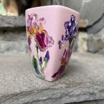 Różowy, porcelanowy kubek ręcznie malowany Irysy - 