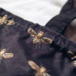 Plecakotorba z weluru w złote pszczoły - 