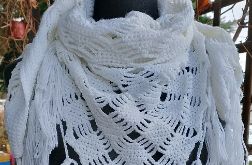 Biała chusta z frędzlami.