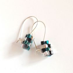 Wiszące kolczyki koralikowe - kryształ w czerni i turkusie