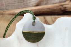 Minimalistyczny wisiorek z betonu kreatywnego – zielona harmonia