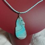 Jasnoniebieski agat kolisty, nieregularny plaster, wisiorek na rzemieniu - 