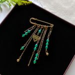 Broszka-agrafka z zielonym agatem, Elegancka broszka na prezent - Całkowita długość - 10 cm, szerokość agrafki - 5 cm. - Broszka jest zapakowana w pudełko oraz satynowy woreczek z instrukcją.