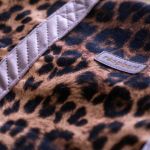 Brązowo-beżowa shopperka z weluru w panterkę - 