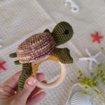 Grzechotka żółwik, Gryzak na kółku, Prezent dla maluszka - Grzechotka żółwik ma wymiary: wysokość (z kółkiem) - 10 cm, długość - 12 cm, szerokość - 12 cm.