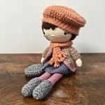 Lalka szydełkowa zdejmowany beret sweterek  - Lalka maskotka