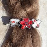 Na biało i czerwono - spinka z kwiatami