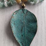 Zestaw biżuterii z zielonego awenturynu, z jadeitami żółtymi, z dodatkiem szklanych koralików oraz metalowego wisiora - Wisior - liść