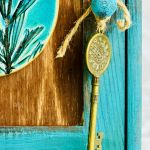 Szafka na klucze, ręcznie malowana, z ceramiką, z duszą i historią - 