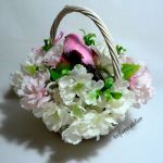 Kosz kwiatów z różowym ptaszkiem - teofano atelier, kwiaty