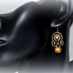 perły w sutaszu, czarny i złoty - kolczyki z perłami swarovski