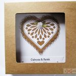 Kartka ŚLUBNA z ażurowym sercem - Biało-kraftowa kartka na ślub w pudełku