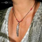 Małe piórko z marmurem - naszyjnik z piórkiem