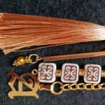 Ozdobna zawieszka do torby w kolorach złota i beżu - Ozdobna zawieszka do torby w kolorach złota i beżu