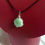 Jasnozielony jadeit, różyczka, róża na łańcuszku, wisiorek - 