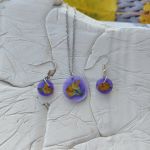 Komplet biżuterii z żywicy - kolczyki i wisiorek - LAWENDOWY BLASK - 
