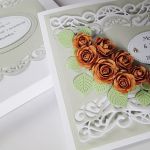 Kartka W DNIU ŚLUBU z brązowymi różami - Beżowo-brązowa kartka ślubna w pudełku