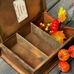 ufer w kształcie książki, dla miłośniczki malarstwa Alfonsa Muchy, prezent, życzenia - 