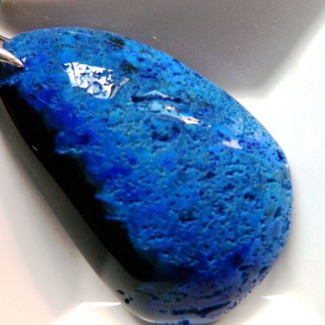 Kobaltowy agat w onyksie, surowy kamień