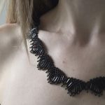 Naszyjnik 'Czarna zorza' szklane koraliki - Naszyjnik koraliki szklane czarny z zielonym akcentem