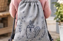 Plecaczek worek dla dziecka z ręcznym haftem – szary, handmade