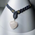 Naszyjnik z zawieszką z kwarcu różowego w kształcie serca. - Zdjęcie pełne