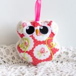 Mini sówka Ulka 10 cm - Seria * Koziołkowe Love * to nasze produkty, które są z nami od zawsze. Najczęściej kupowane przez klientów. Najbardziej ukochane nie tylko przez dzieci. * * * Małe kawałeczki tkanin nigdy nie mogą się marnować. Właśnie z takich powstają takie słodkie sów