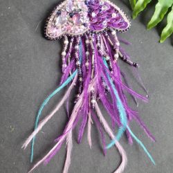 "Fioletowa Meduza" broszka koralikowa z piórami i cekinami