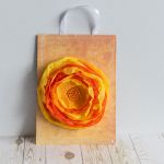 Broszka kwiat - Pomarańcz / żółty - Pojedynczy egzemplarz, co czyni ją wyjątkowym prezentem dla każdej kobiety Kupujesz dokładnie tego kwiatka ze zdjęcia