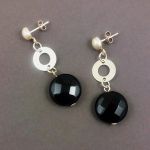 Kolczyki srebrne z perełkami. - Kolczyki srebrne z perełkami.