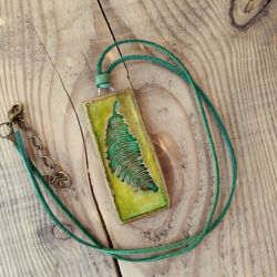 Leśna Paproć – ręcznie malowany wisiorek z glinki