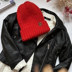 Wełniana czapka z wywinięciem - czerwona