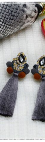 Kolczyki sutasz Bohoo pompony chwost szary