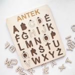 Drewniany alfabet - ciemne tło - drewniany alfabet, montessori