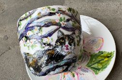 Porcelanowa filiżanka ze spodkiem ręcznie malowana Kot na jabłoni