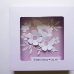 Delikatna kartka na ślub z życzeniami - Kartka na ślub z białymi kwiatami