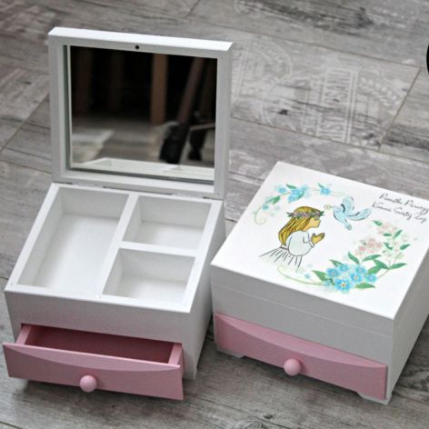 Szkatułka na pamiątkę Komunii Św. Dziewczynka