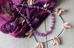 Naszyjnik z dwóch sznurów z fioletowych i pudrowo różowych muszli (barwionych) i szklanych koralików