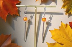 Długie delikatne kolczyki z pomarańczowymi koralikami