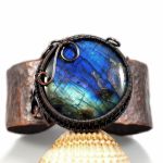 Szeroka miedziana bransoletka z labradorytem, - mlotkowana miedz szeroka bransoletka