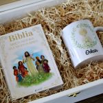 Personalizowany Box Komunijny Biblia i Kubek - Personalizowany box prezentowy na komunię dla dziecka pudełko z biblią i kubkiem pierwsza komunia święta