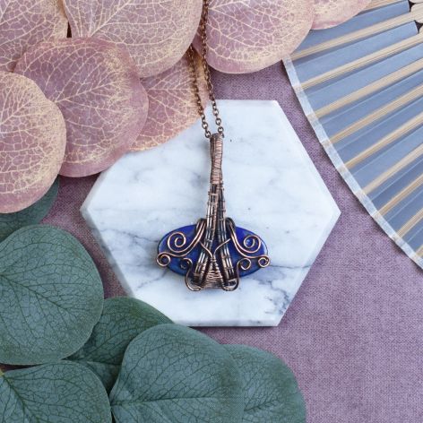 Miedziany wisiorek wire wrapping z lapisem lazuli #524