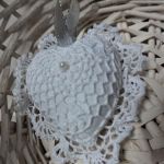 Serduszko szydełkowane w kolorze białym - Serduszko ozdobione koronką i perełką