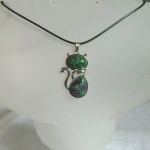 Zielony zoizyt z rubinem, wisiorek z kotkiem, kot - 