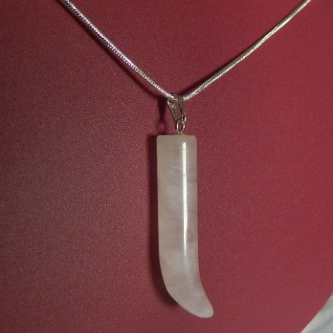 Jasnoróżowy kwarc, duży kieł, wisiorek uniseks