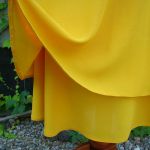 spódnica żółta dwuwarstwowa - zbliżenie na spódnicę