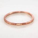 Nierówna – cienka miedziana obrączka (2403-09) - Nieregularny pierścionek