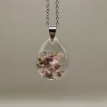 Wisiorek z żywicy z zatopionymi suszonymi kwiatami - 2