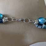 Naszyjnik z trzech połączonych sznurów, ze szklanych koralików w odcieniach niebieskiego i zawieszką w kształcie serca (z recyklingu) - Zapięcie
