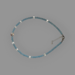 Naszyjnik z Chaledonu "Wishuddha" - Naszyjnik z błękitnych chalcedonów i kryształów górskich z zapięciem